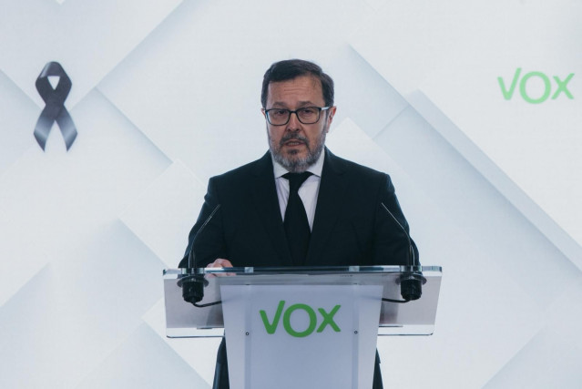 El portavoz nacional de Vox, José Antonio Fúster, en rueda de prensa tras el accidente ferroviario ocurrido en Córdoba
