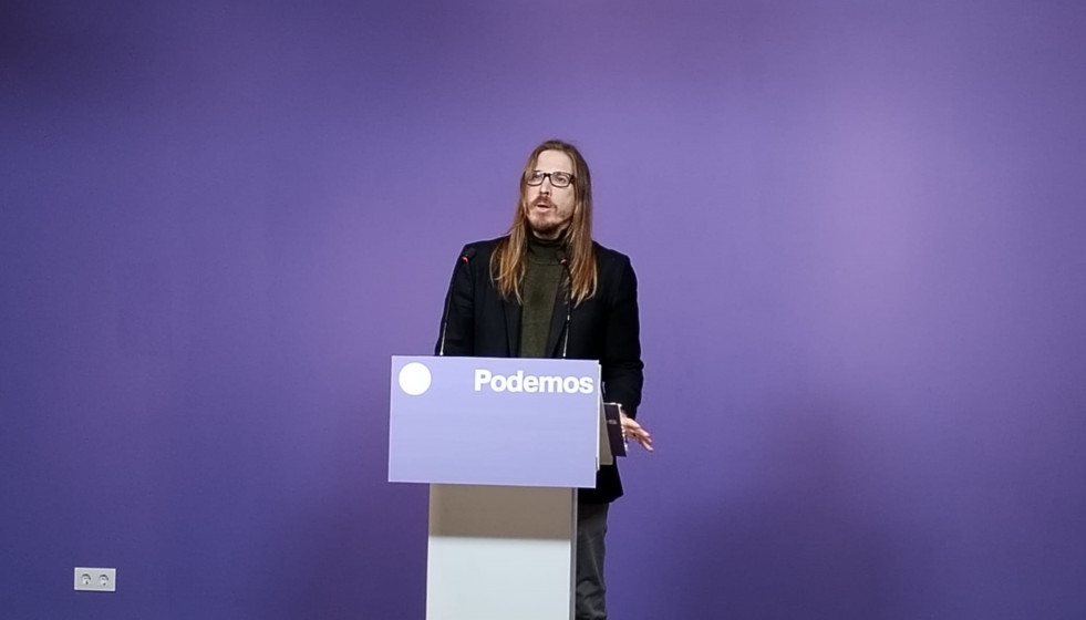 Archivo - El portavoz nacional de Podemos, Pablo Fernández, en una rueda de prensa.