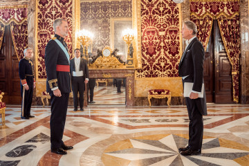 Archivo - El Rey de España, Felipe VI (i) recibe al embajador de la República de Nicaragua, Maurizio Carlo Gelli (d), en el Palacio Real, a 17 de mayo de 2023