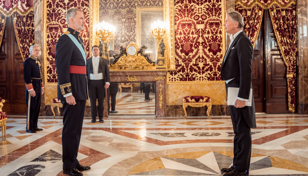 Archivo - El Rey de España, Felipe VI (i) recibe al embajador de la República de Nicaragua, Maurizio Carlo Gelli (d), en el Palacio Real, a 17 de mayo de 2023