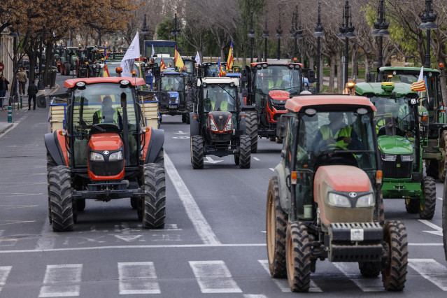 Varios tractores durante la protesta contra el acuerdo UE-Mercosur, a 26 de enero de 2026, en Valencia, Comunidad Valenciana (España).