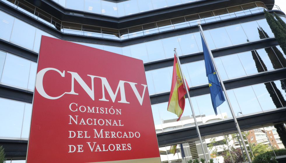 Archivo - Cartel a la entrada del edificio de la Comisión Nacional del Mercado de Valores (CNMV) en Madrid.