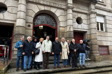 El portavoz nacional de Campo de Vox, Rodrigo Alonso, se reune con ganaderos y agricultores de Ourense frente a la Subdelegación del Gobierno en la ciudad, acompañado de miembros de Vox Galicia