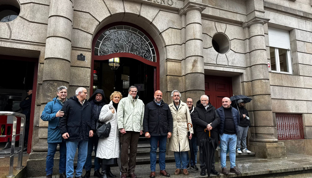 El portavoz nacional de Campo de Vox, Rodrigo Alonso, se reune con ganaderos y agricultores de Ourense frente a la Subdelegación del Gobierno en la ciudad, acompañado de miembros de Vox Galicia