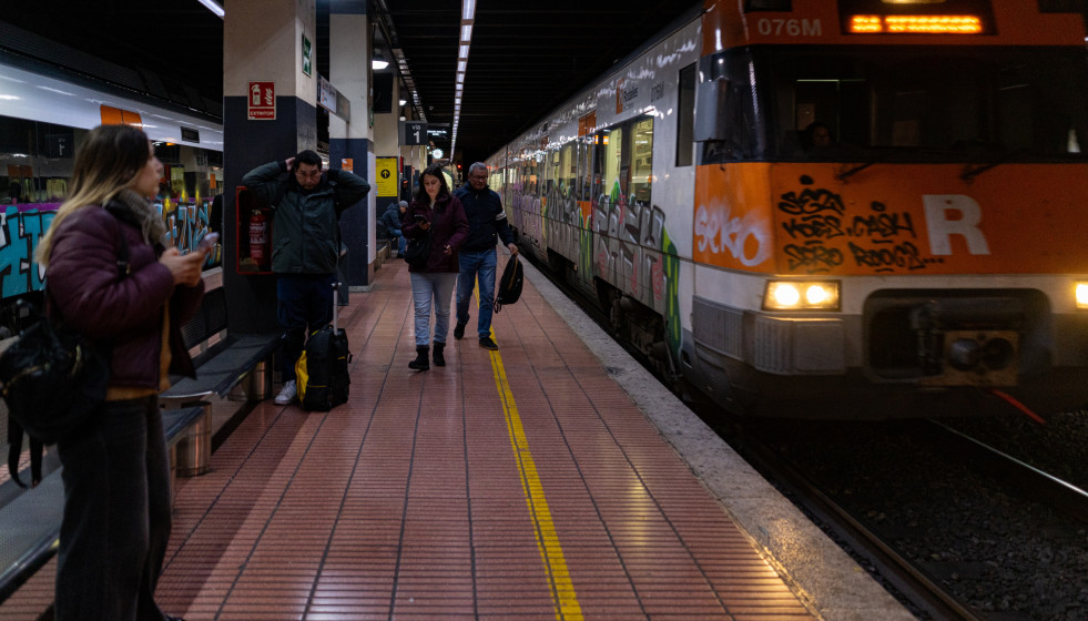 Pasajeros en la Estación de Fabra i Puig, a 26 de enero de 2026, en Barcelona, Catalunya (España).