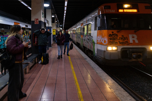 Pasajeros en la Estación de Fabra i Puig, a 26 de enero de 2026, en Barcelona, Catalunya (España).