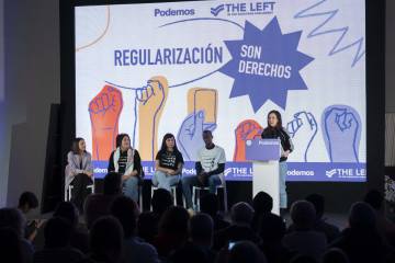 La secretaria general de Podemos, Ione Belarra (d), interviene durante el acto ‘Regularización son derechos’, a 26 de enero de 2026, en Madrid (España).