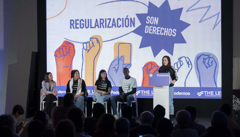 La secretaria general de Podemos, Ione Belarra (d), interviene durante el acto ‘Regularización son derechos’, a 26 de enero de 2026, en Madrid (España).