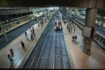 Archivo - Varias personas con maletas en un andén de la estación de Atocha-Almudena Grandes, a 1 de septiembre de 2023, en Madrid (España).