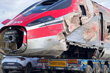 Uno de los vagones del Iryo accidentado en Adamuz es transportado por una grúa, a 23 de enero de 2026, en Audaz, Córdoba
