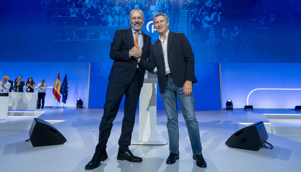 Archivo - El presidente del Partido Popular Europeo, Manfred Weber, y el presidente del PP, Alberto Núñez Feijóo (d), durante la segunda jornada del XXI Congreso Nacional del Partido Popular, a 5 d