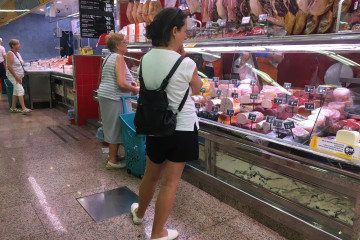 Archivo - Mujeres comprando en un supermercado