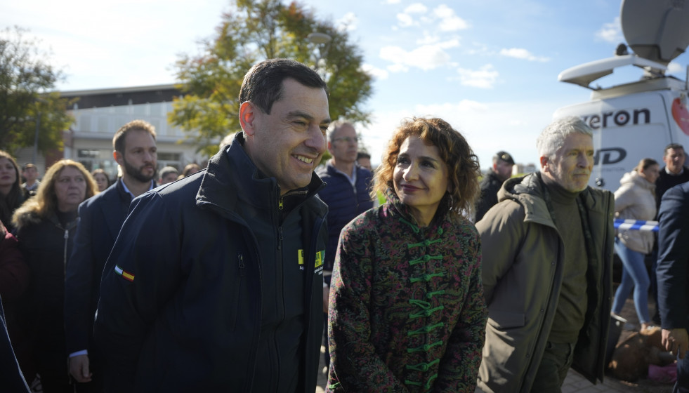 El presidente de la Junta de Andalucía, Juanma Moreno (i), junto a la vicepresidenta primera y ministra de Hacienda, María Jesús Montero, a su llegada a Adamuz (Córdoba) para interesarse por el ac