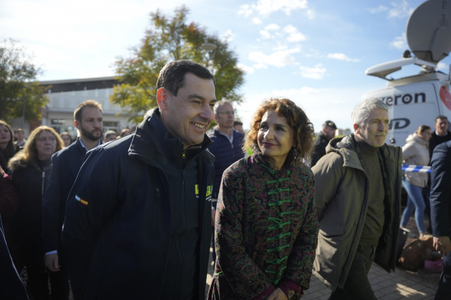 El presidente de la Junta de Andalucía, Juanma Moreno (i), junto a la vicepresidenta primera y ministra de Hacienda, María Jesús Montero, a su llegada a Adamuz (Córdoba) para interesarse por el accidente ferroviario.