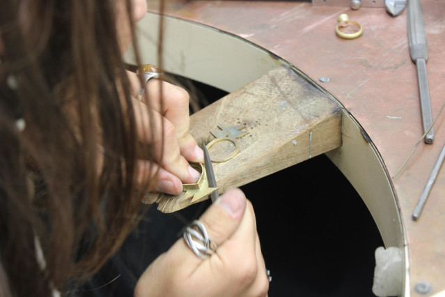 Archivo - Imagen del taller de joyería del Centro de Oficios y Artes Plásticas de León.