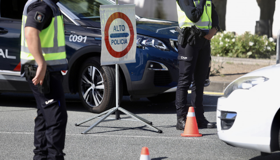 Archivo - Varios agentes de la Policía Nacional durante un control policial en el Puente de Hendaya