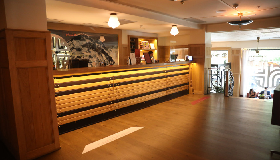 Archivo - Vestíbulo del hotel NH Collection Suecia en la calle Marqués de Casa Riera,