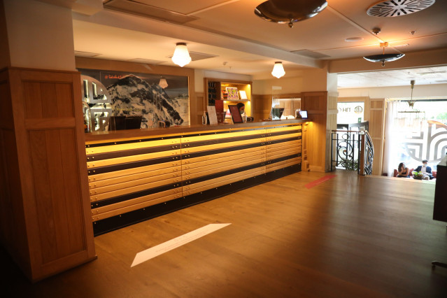 Archivo - Vestíbulo del hotel NH Collection Suecia en la calle Marqués de Casa Riera,