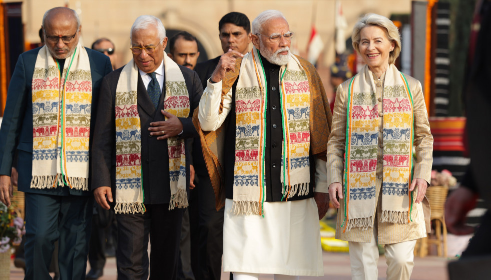 El presidente del Consejo Europeo, António Costa, y la presidenta de la Comisión Europea, Ursula von der Leyen, acompañados por el primer ministro de India, Narendra Modi (centro).