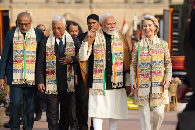 El presidente del Consejo Europeo, António Costa, y la presidenta de la Comisión Europea, Ursula von der Leyen, acompañados por el primer ministro de India, Narendra Modi (centro).