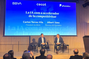 El presidente de BBVA, Carlos Torres, y el director de 'El Periódico', Albert Sáez.