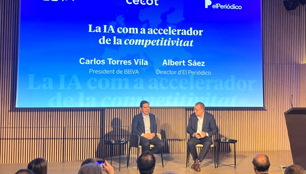 El presidente de BBVA, Carlos Torres, y el director de 'El Periódico', Albert Sáez.