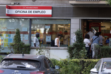 Archivo - Varias personas hacen cola en una oficina del SEPE.