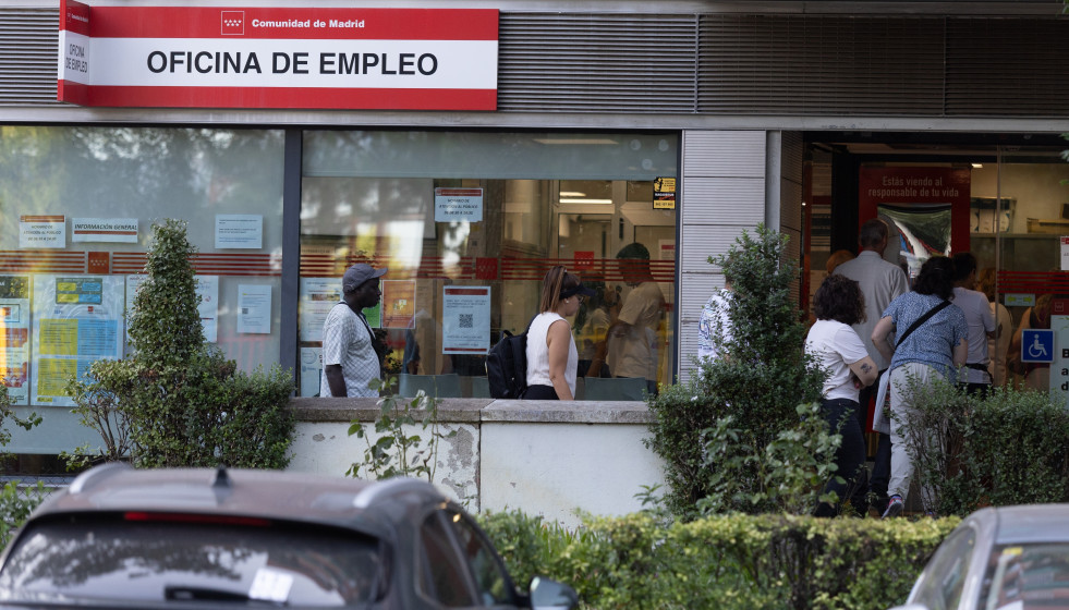 Archivo - Varias personas hacen cola en una oficina del SEPE.