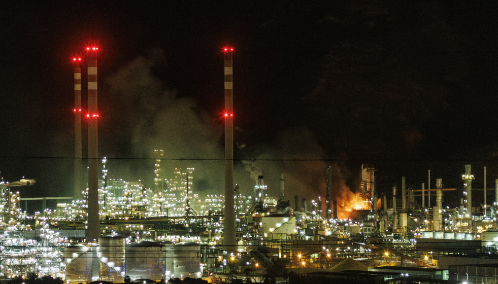 Vista del incendio en las instalaciones de Repsol del Polígono Industrial de Escombreras, a 26 de enero de 2026, en Escombreras, Cartagena, Murcia (España). La Dirección General de Seguridad Ciudad