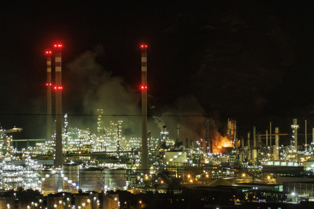 Vista del incendio en las instalaciones de Repsol del Polígono Industrial de Escombreras, a 26 de enero de 2026, en Escombreras, Cartagena, Murcia (España). La Dirección General de Seguridad Ciudadana y Emergencias de la Región de Murcia ha activado este