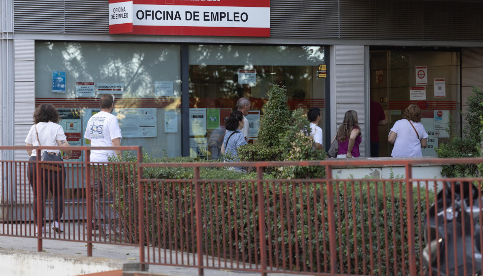 Archivo - Varias personas hacen cola en una oficina del SEPE.