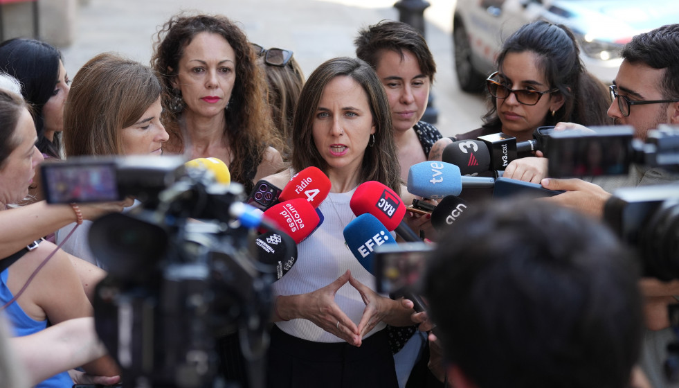 Archivo - La secretaria general de Podemos, Ione Belarra, atiende a los medios de comunicación ante el Parlament de Catalunya, a 17 de julio de 2025, en Barcelona, Catalunya (España).