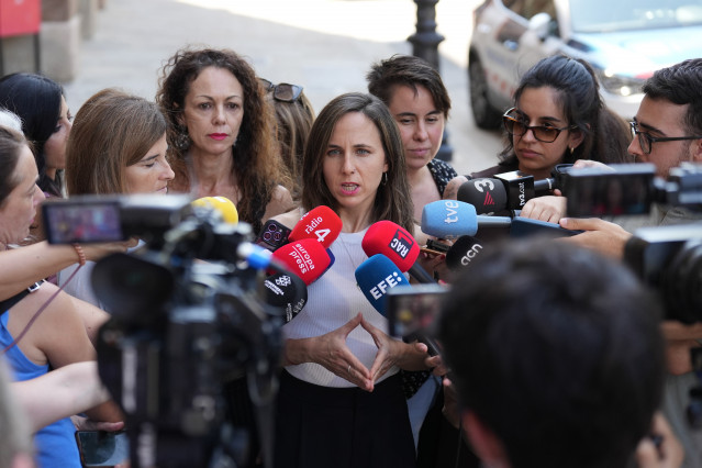 Archivo - La secretaria general de Podemos, Ione Belarra, atiende a los medios de comunicación ante el Parlament de Catalunya, a 17 de julio de 2025, en Barcelona, Catalunya (España).