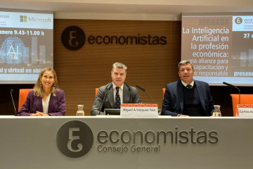 De izquierda a derecha, Sonia Marzo, Miguel Ángel Vazquez Taín y Carlos Alberto González