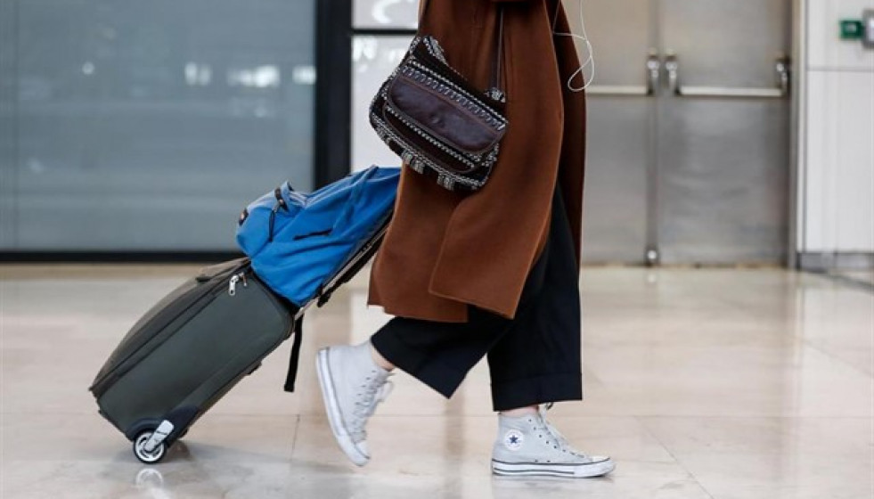 Archivo - Una mujer en un aeropuerto