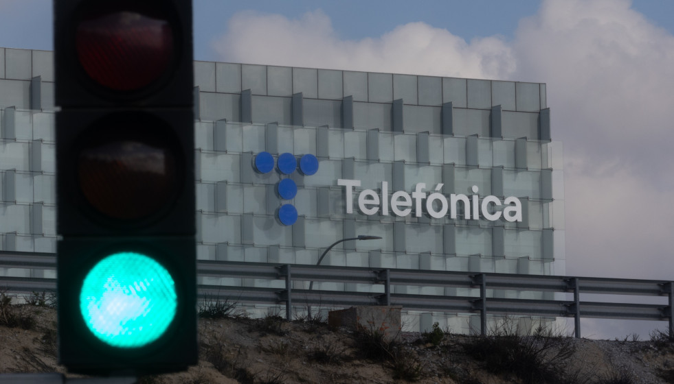 Archivo - Fachada de la sede de Telefónica, a 7 de noviembre de 2024, en Madrid (España). Telefónica registró un beneficio neto atribuido de 989 millones de euros en los tres primeros trimestres d