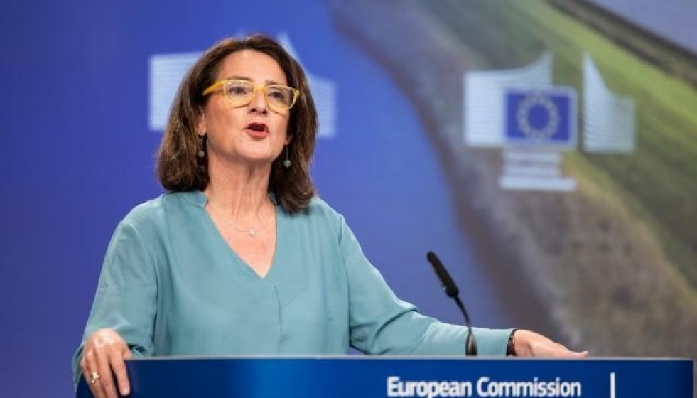 Archivo - La vicepresidenta comunitaria, Teresa Ribera, en rueda de prensa desde Bruselas.