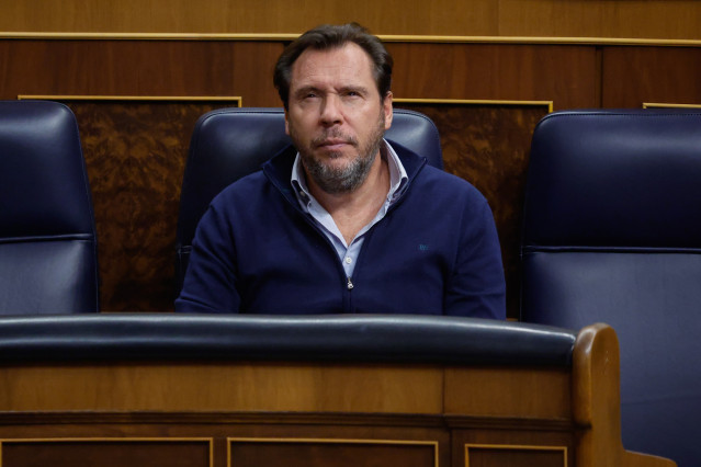 Archivo - El ministro de Transportes y Movilidad Sostenible, Óscar Puente, durante el pleno del Congreso de los Diputados, a 28 de octubre de 2025, en Madrid (España).