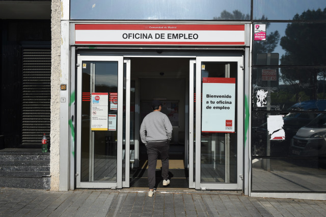 Archivo - Un hombre entrando en una oficina de empleo