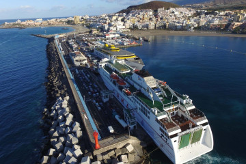 Archivo - Puerto de Los Cristianos