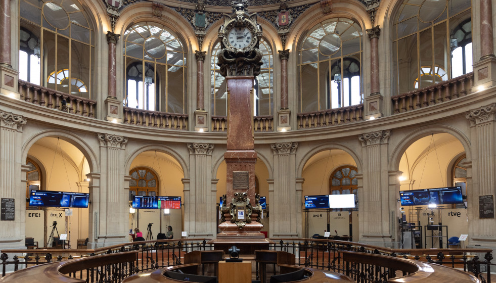 Archivo - Paneles del Ibex 35 en el Palacio de la Bolsa, a 16 de abril de 2024, en Madrid (España).