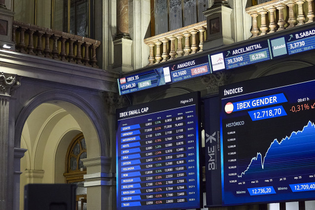 Archivo - Paneles informativos en el Palacio de la Bolsa de Madrid, a 16 de diciembre de 2025, en Madrid (España).