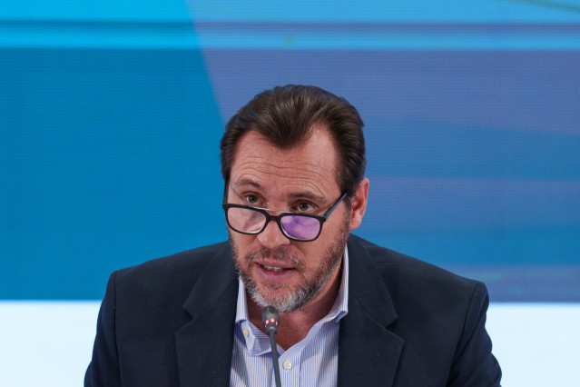 El ministro de Transportes y Movilidad Sostenible, Óscar Puente, atiende a los medios en una rueda de prensa, en la sede del Ministerio de Transportes