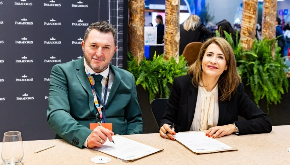 El presidente de Impulsa Igualdad, Francisco Sardón, y la presidenta de Paradores, Raquel Sánchez, en el momento de la firma dentro del marco de Fitur 2026.