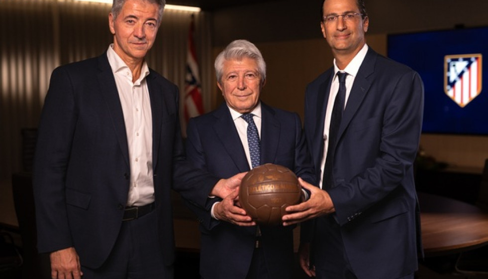 Archivo - Miguel Ángel Gil y Enrique Cerezo junto con Robert Givone, socio de Apollo y co-gestor de ASC.