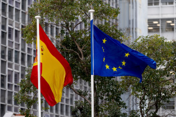 Archivo - La bandera de España y de la Unión Europea ondean en la Sede de la SEPI, a 7 de febrero de 2025, en Madrid (España).