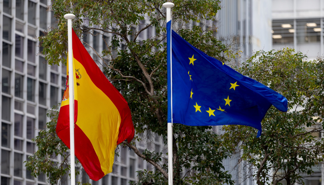 Archivo - La bandera de España y de la Unión Europea ondean en la Sede de la SEPI, a 7 de febrero de 2025, en Madrid (España).