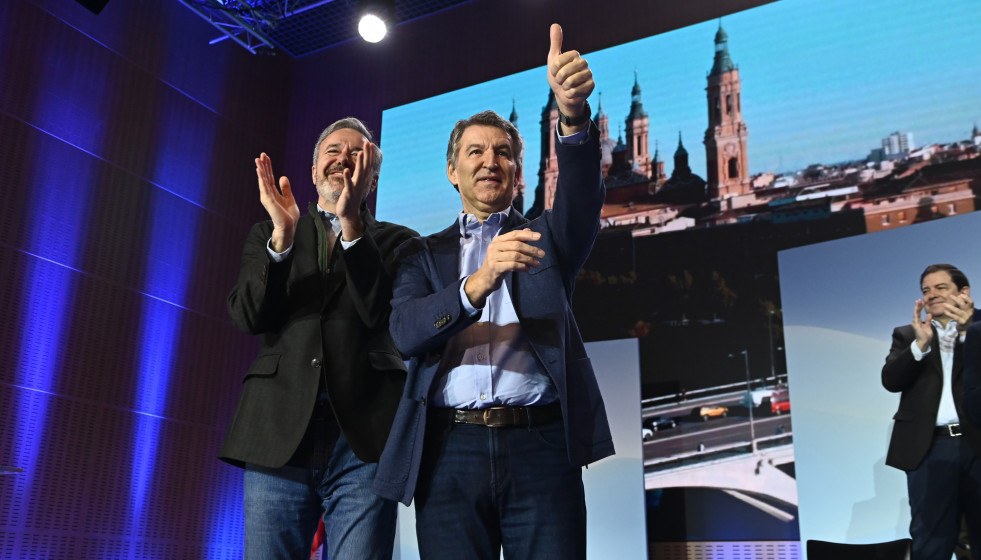 El presidente del Partido Popular, Alberto Núñez Feijóo (d), y el presidente del PP de Aragón, Jorge Azcón (i), durante la clausura del acto de presentación de la 'Declaración de Zaragoza', en 