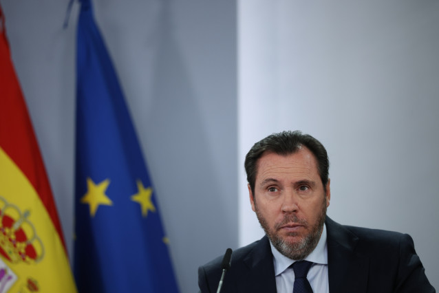 El ministro de Transportes y Movilidad Sostenible, Óscar Puente, durante la rueda posterior al Consejo de Ministros en el Palacio de la Moncloa, a 27 de enero de 2026, en Madrid (España). El Gobierno ha aprobado este martes un mecanismo de indemnizaciones