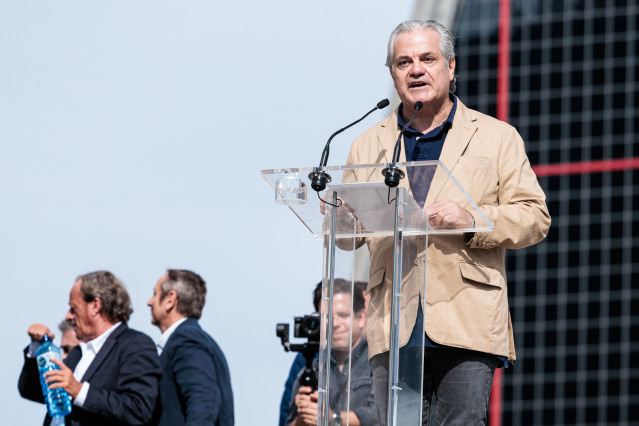 Archivo - El secretario de PieEnPared, Marcos de Quinto, interviene durante una concentración para pedir elecciones generales, en la Plaza de Castilla, a 20 de octubre de 2024, en Madrid (España).
